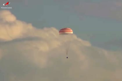 En esta imagen tomada de un video publicado por la corporación espacial Roscosmos, una cápsula espacial rusa Soyuz MS-23 desciende unos 150 kilómetros (90 millas) al sureste de la localidad kazaja de Zhezkazgan, Kazajistán, el miércoles 27 de septiembre de 2023. En la cápsula viajaban el astronauta de la NASA Frank Rubio, así como los cosmonautas de Roscosmos Sergey Prokopyev y Dmitri Petelin, que aterrizaron el miércoles en la estepa de Kazajistán (Corporación espacial Roscosmos/via AP)