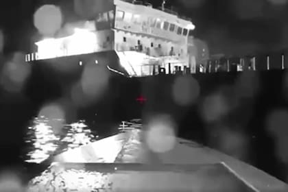 En esta imagen tomada de un video puesto disponible el sábado 5 de agosto de 2023, un dron marino ucraniano se acerca para impactarse contra un buque cisterna ruso en el mar Negro.