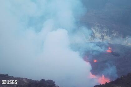 En esta imagen tomada de una cámara web proporcionada por el Servicio Geológico de Estados Unidos se muestra una vista de la erupción en el cráter Halemaumau, en el volcán Kilauea, en Hawai, el 29 de septiembre de 2021. (USGS vía AP)