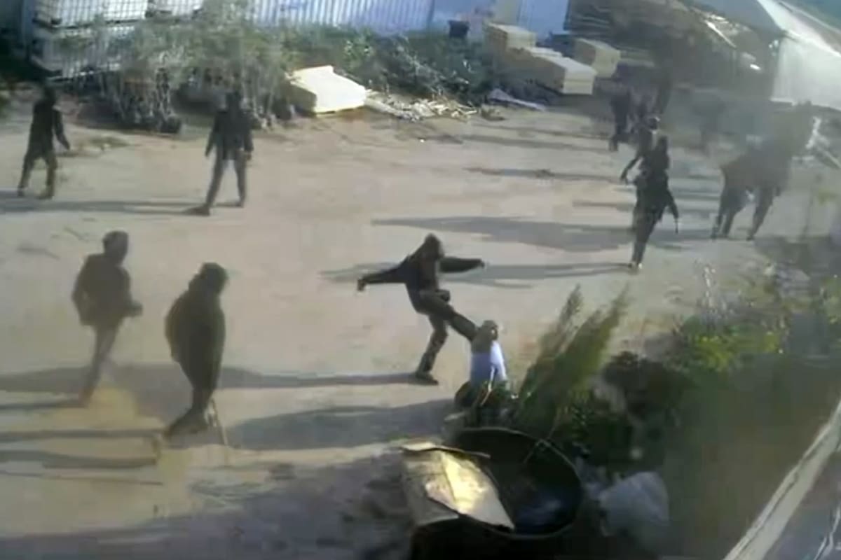 En esta imagen, tomada de una grabación de seguridad realizada el 8 de enero de 2026 y obtenida por The Associated Press, hombres vestidos de negro y con los rostros ocultos atacan un vivero de plantas en Deir Sharaf, en la Cisjordania ocupada