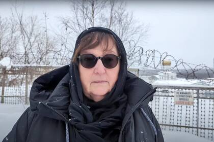 En esta imagen tomada del vídeo proporcionado por el equipo Navalny el martes 20 de febrero de 2024, Lyudmila Navalnaya, la madre del líder de la oposición rusa Alexei Navalny, habla cerca de la colonia penitenciaria en la ciudad de Kharp, Rusia.