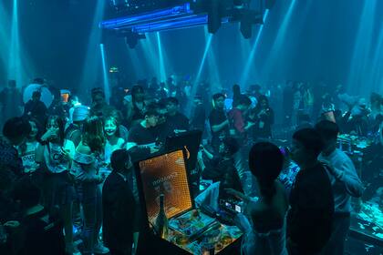 En esta imagen tomada el 21 de enero de 2021, la gente visita un club nocturno en Wuhan, provincia central de Hubei en China