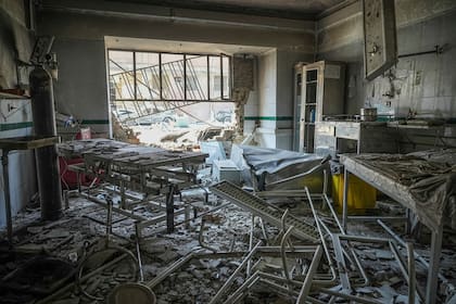 En esta imagen tomada el martes 24 de junio de 2025, rescatistas buscan en una zona de l aprisión dañada de Evin tras un ataque israelí el día anterior, en Teherán, Irán. (AP Foto/Mostafa Roudaki/Agencia de Noticias Mizan)
