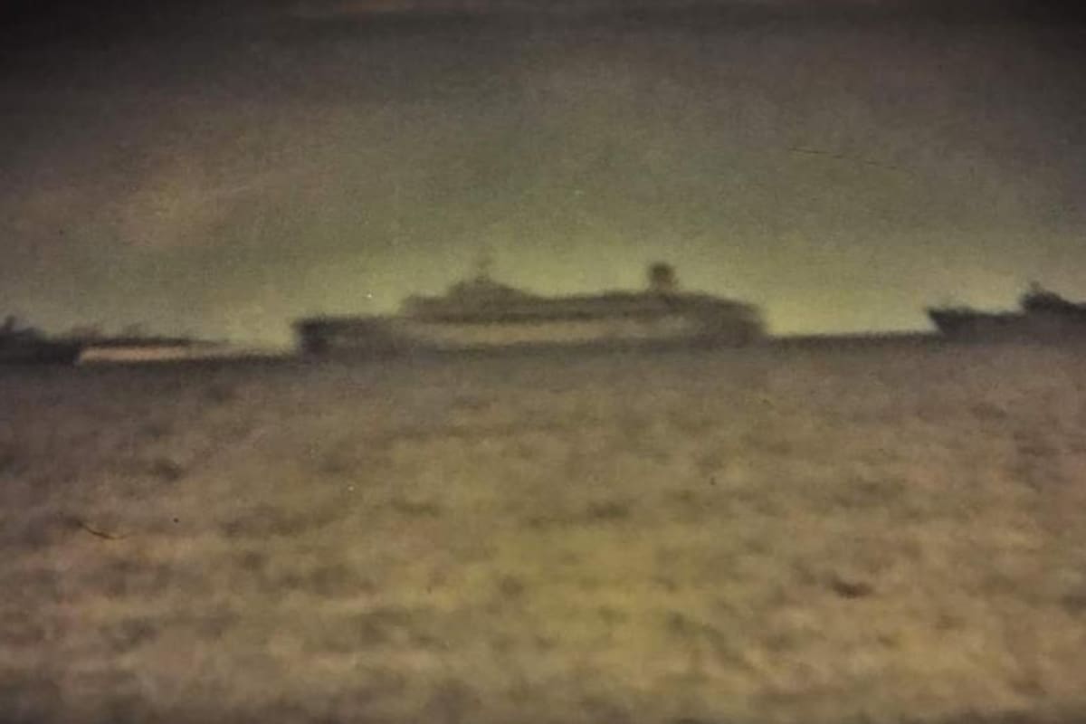 En esta imagen, tomada un 23 de abril desde el buque mercante 'Río de la Plata', se puede ver al buque británico SS Canberra frente a la isla Ascensión, territorio inglés de ultramar en ese entonces (y hoy también). La imagen, de muy baja calidad, fue tomada con una cámara casera utilizando un larga vistas como zoom.