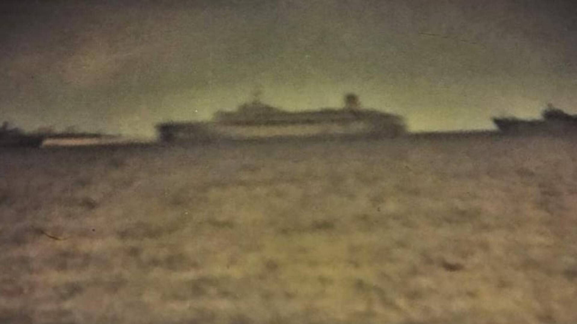 En esta imagen, tomada un 23 de abril desde el buque mercante 'Río de la Plata', se puede ver al buque británico SS Canberra frente a la isla Ascensión, territorio inglés de ultramar en ese entonces (y hoy también). La imagen, de muy baja calidad, fue tomada con una cámara casera utilizando un larga vistas como zoom.