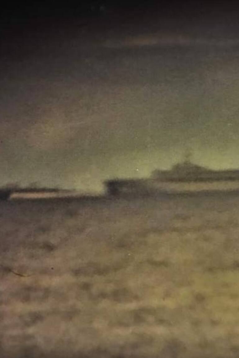 En esta imagen, tomada un 23 de abril desde el buque mercante 'Río de la Plata', se puede ver al buque británico SS Canberra frente a la isla Ascensión, territorio inglés de ultramar en ese entonces (y hoy también). La imagen, de muy baja calidad, fue tomada con una cámara casera utilizando un larga vistas como zoom.