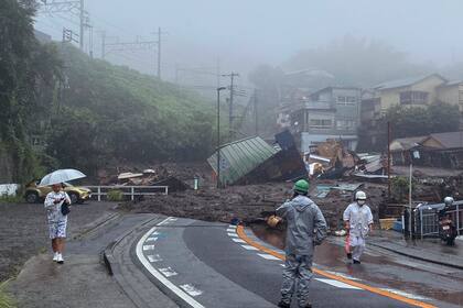 En esta imagen, tomada y proporcionada por Satoru Watanabe, una carretera, cubierta de lodo y escombros tras las fuertes lluvias registradas en la ciudad de Atami, en la prefectura de Shizuoka, Japón, el 3 de julio de 2021. (Satoru Watanabe vía AP)