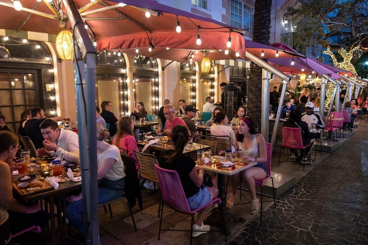 En esta peatonal de South Beach, la oferta de gastronomía y entretenimiento es abundante