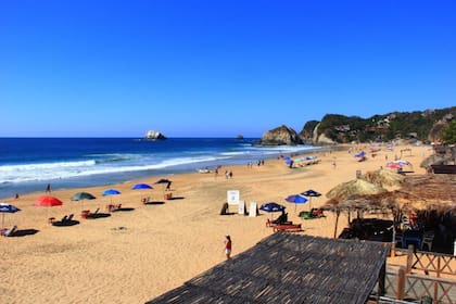 En esta playa predominan los viajes en barco donde se puede hacer snorkel y quienes tienen su día de suerte pueden observar tortugas, delfines y hasta alguna ballena cerca de Baja California.