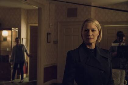 En esta sexta temporada, será el turno de Claire Underwood (Robin Wright), que tendrá ante sí la disyuntiva de encomendar su presidencia al bien común o seguir complotando para avanzar su agenda personal