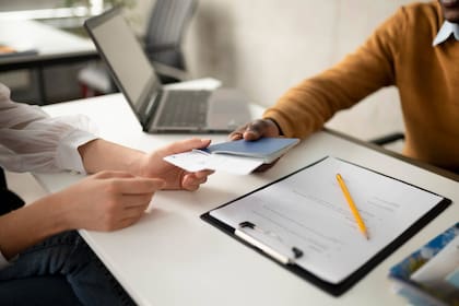 En Estados Unidos, algunos migrantes deben contar con un documento que les autoriza a trabajar en el país