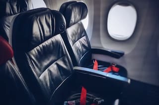 Los cinco lugares más sucios dentro de un avión, de acuerdo con una asistente de vuelo