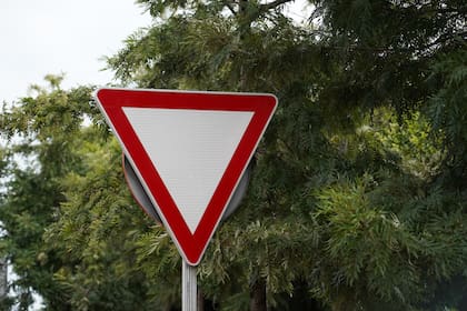 En Estados Unidos, esta forma geométrica invertida es exclusiva de la señal de ceder el paso, lo que permite a los conductores identificar la instrucción desde lejos