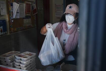 En Estados Unidos, la pandemia forzó a millones de personas a recurrir a los "bancos de comida" para poder comer