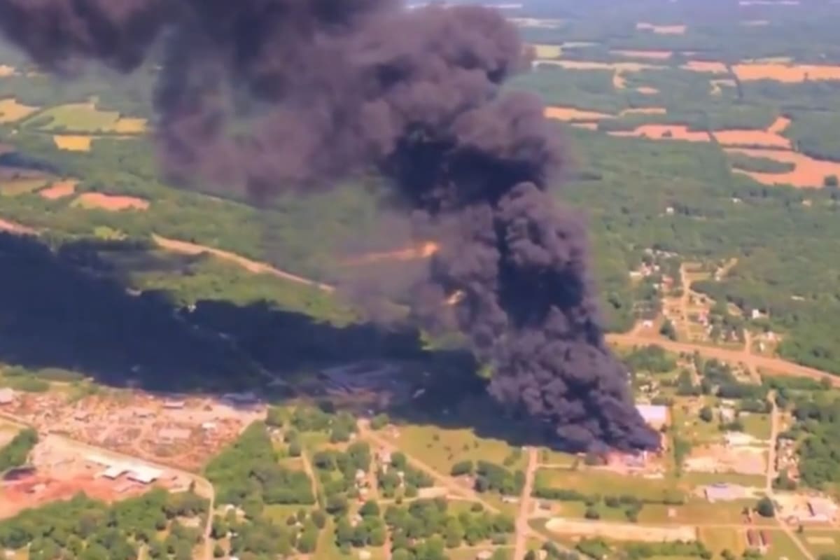 En Estados Unidos se prendió fuego una planta de reciclaje de plástico y generó una gran columna de humo
