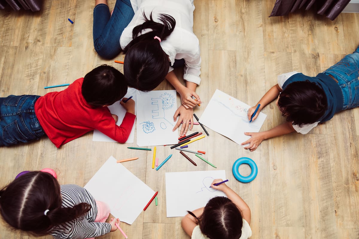 En estas vacaciones, los niños pueden tener un rato de entretenimiento coloreando imágenes en blanco y negro