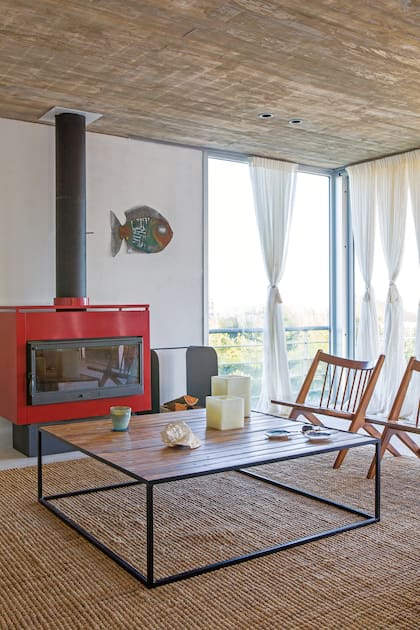 En este ambiente abierto se combinan muebles de diseño con fibras naturales en un equilibrio perfecto.