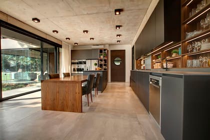 En este ambiente, creado por Mi Cocina y la arquitecta Gimena Caffo, se combinó Rauvisio Mate Negro y Mate Bigio.