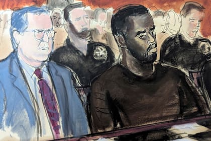 En este boceto de la sala del tribunal, Sean Combs, en el centro, está flanqueado por su abogado defensor Marc Agnifilo, a la izquierda, y Teny Garagos, en el Tribunal Federal de Manhattan, el martes 17 de septiembre de 2024, en Nueva York.(Elizabeth Williams vía AP)