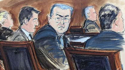 En este boceto en la corte federal de Nueva York, 20 de febrero de 2024, el expresidente hondureño Juan Orlando Hernández, flanqueado por sus abogados, gira la cabeza para mirar a los posibles miembros del jurado al comenzar su juicio