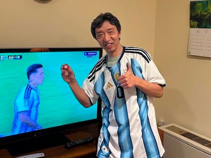 En este Campeonato del Mundo, el embajador japonés, Hoshino Yoshitaka, apeló a una cábala muy especial: los daruma. "Estos son los daruma: muñecos que acompañan los deseos y la perseverancia para lograrlos. La tradición dice que cuando tenés un objetivo, tenés que pintar primero un ojo y cuando se cumple, pintar el otro. Voy a usar uno por cada partido, ¡vamos Japón y Argentina!