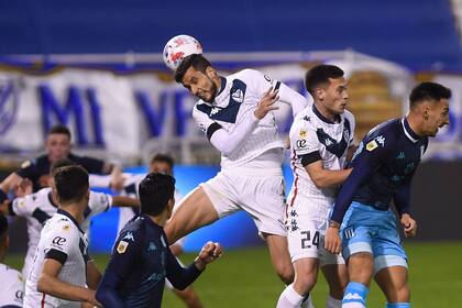 En este caso se esmera en defensa y vía aérea, pero Ricky Álvarez con la pelota en los pies fue lo más lucido de Vélez en ofensiva.