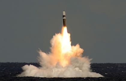 En este cuadro de un video publicado el miércoles 21 de febrero de 2024 por el Ministerio de Defensa del Reino Unido se muestra el disparo de un misil desde el HMS Vigilant, que lanzó un misil balístico no armado Trident II