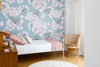 En este cuarto con estilo retro, el papel con diseño de flores grandes (Tienda Caracol) es el foco de atención. Almohadones (Cas a Cas). Sillón (Brugués Mosconi).