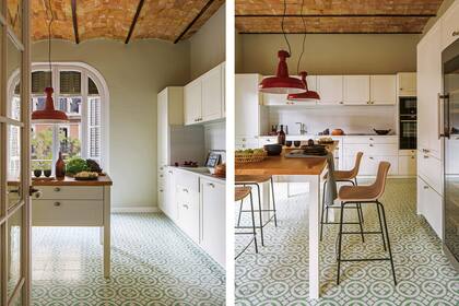 En este departamento de Barcelona, el estudio catalán Meritxell Ribé-The Room Studio le opuso al techo de bovedilla un piso de calcáreos con un motivo en un delicado verde seco.