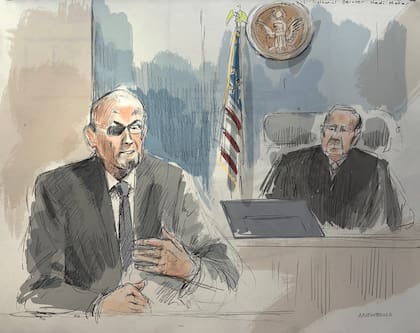 En este dibujo de la sala del tribunal, Salman Rushdie, a la izquierda, testifica ante un tribunal federal durante el juicio por terrorismo contra Hadi Matar, su presunto agresor