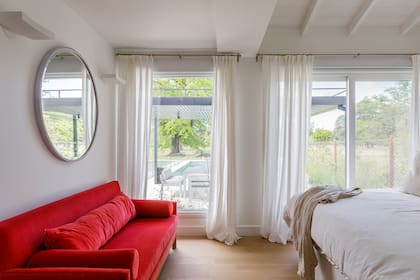 En este dormitorio se generó un fuelle verde, esta vez para dar privacidad y despegarlo del comedor exterior bajo la pérgola.