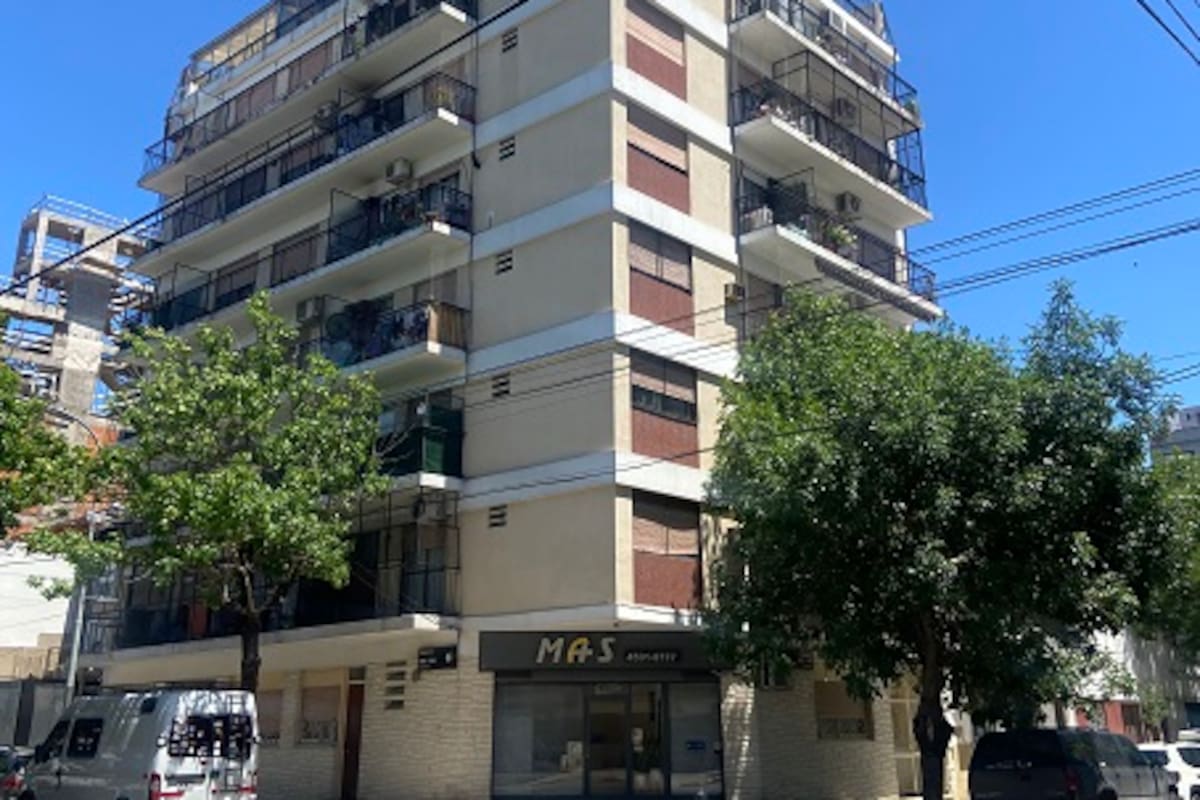 En este edificio de Villa del Parque se subasta un departamento en pesos