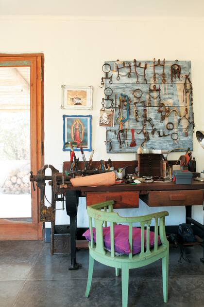 En este espacio con salida a la terraza, el dueño de casa pinta y crea esculturas con hierro, alambre y madera.