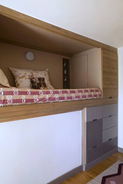 En este espacio (la alfombra funciona como referencia), crearon una cama-camarote. Textiles de Mercedes Segura.