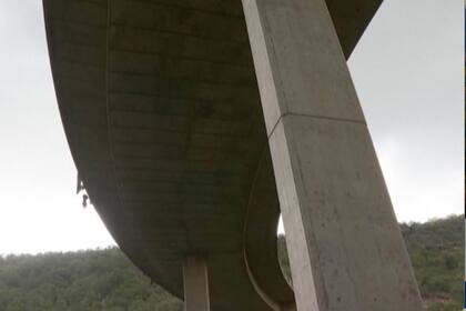 En este fotograma provisto por eNCA se ve el puente desde el que cayó un autobús que trasladaba feligreses a un festival de Pascua, causando la muerte de decenas de personas según las autoridades, en Limpopo, Sudáfrica, el jueves 28 de marzo de 2024. (eNCA vía AP)
