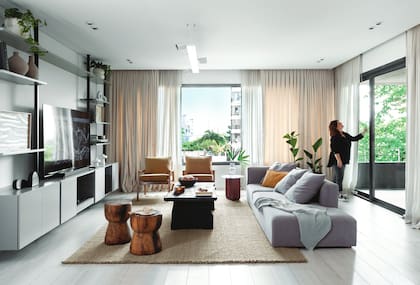 En este living de la diseñadora Magalí Muchnik y la arquitecta Leila Wainstein, de Estudio Verde Concreto,se apostó por una disposición ideal: el Sofá (Helmut) se enfrenta a un mueble de televisión.