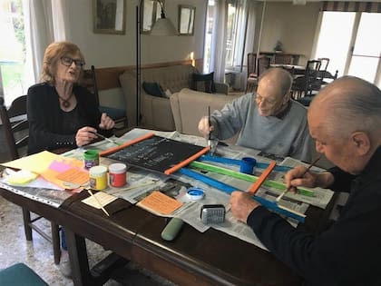 En este lugar los adultos mayores se quedan haciendo sobre mesa, tienen amigos, juegan a las cartas, entre otras actividades
