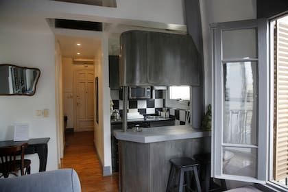 En este monoambiente, el living tiene cocina integrada
