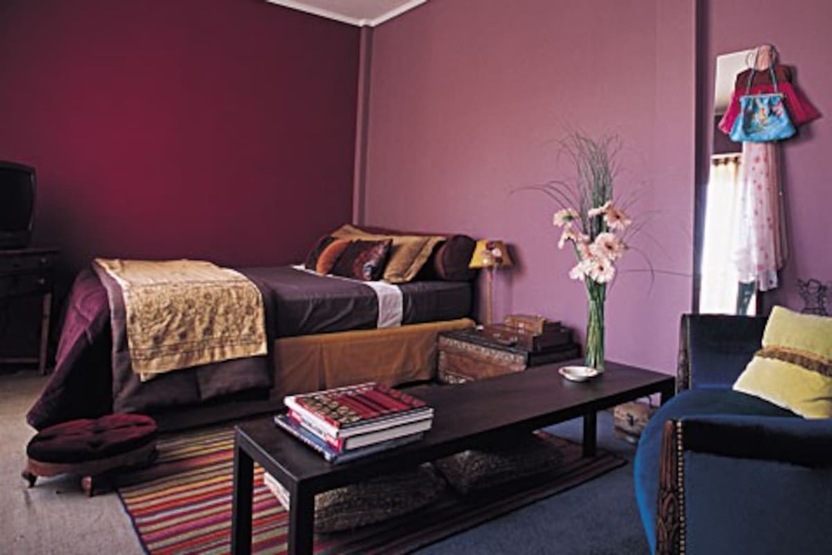 En este monoambiente la alfombra se encarga de dividir los espacios