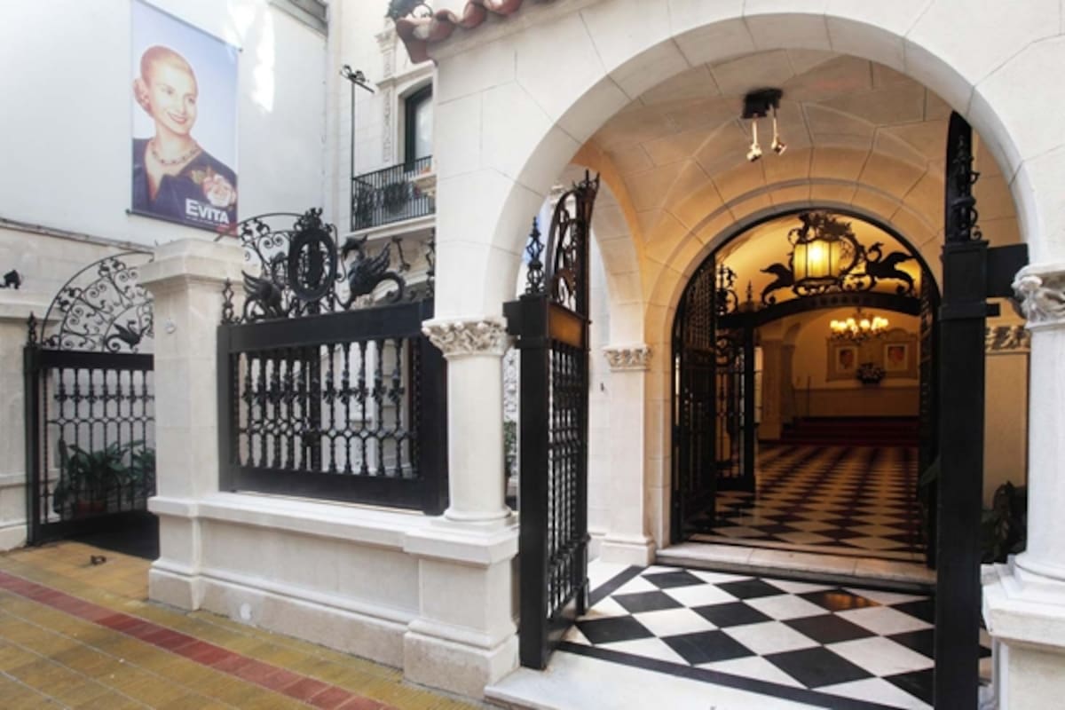 La fachada de la casa de Lafinur 2988, en Palermo Chico, donde funciona desde hace veinte años el museo que recorre la vida de una de las mujeres más importantes de la historia del país.