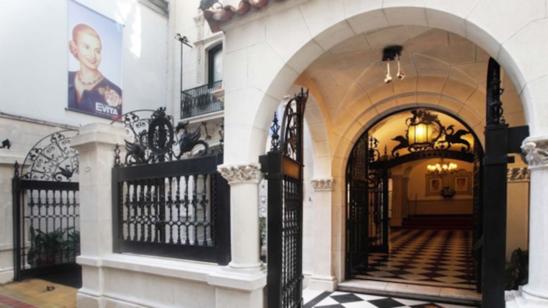 La fachada de la casa de Lafinur 2988, en Palermo Chico, donde funciona desde hace veinte años el museo que recorre la vida de una de las mujeres más importantes de la historia del país.