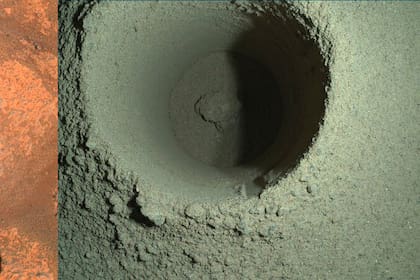 En este par de imágenes de agosto de 2021 difundidas por la NASA puede apreciarse la perforación que realizó la sonda Perseverance durante su primer intento de recolección de muestras en Marte. (NASA/JPL-Caltech/MSSS vía AP)