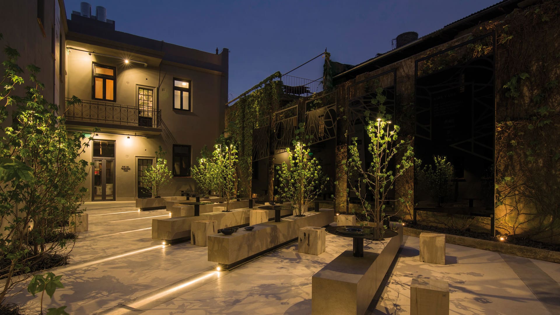 Un patio iluminado por guirnaldas de luces con dos intensidades (100% y 75%). Cantidad de lámparas: 20. IP65, apto intemperie. (LitexLed).