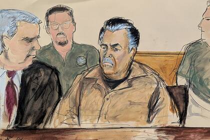 En este retrato, Ismael "El Mayo" Zambada, en el centro, aparece sentado junto a su abogado defensor Frank Perez, en el tribunal federal del distrito de Brooklyn, en Nueva York, el 13 de septiembre de 2024. (Elizabeth Williams vía AP, Archivo)