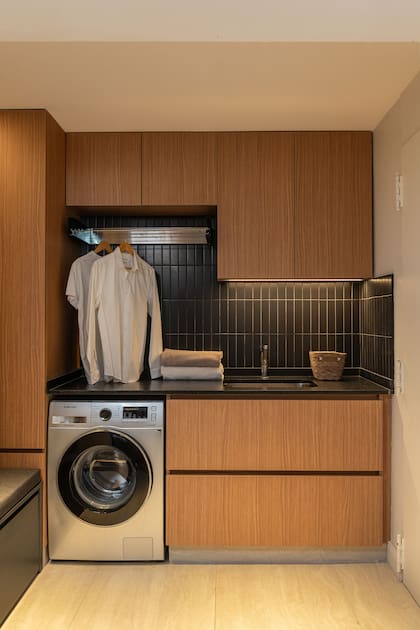 En este rincón muerto, el estudio de arquitectas Romano Cal propuso un lavadero con mudroom.