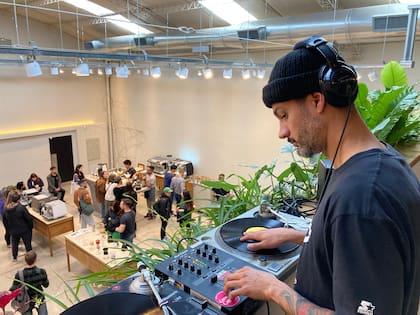 “En este rubro, encontré que Buenos Aires presenta mucha oferta, ya sea free lance, trabajando para alguna compañía o algún restaurante”, dice Eliseo, quien aparte de chef es productor musical y artista visual.