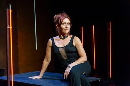 "en este unipersonal en particular hay que tratar de llevar al público de viaje por la noche oscura del alma de una mujer", señala Raquel Ameri