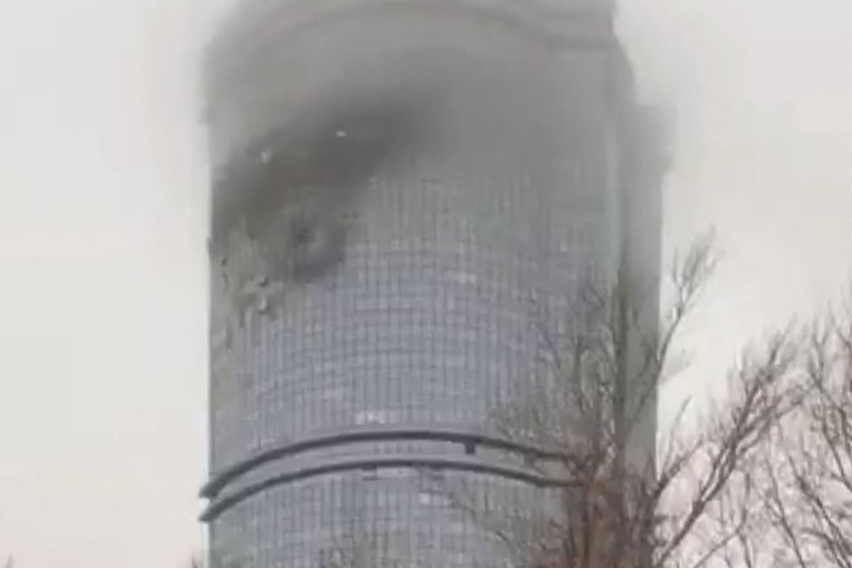 En este video extraído de un material difundido en la cuenta oficial de Telegram de la Alcaldía de Kazán el 21 de diciembre de 2024, un edificio residencial dañado luego de un ataque con drones en Kazán