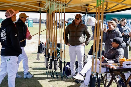 En estos años Castagnola fue apoyo fuera de la cancha para sus dos hijos mayores y su sobrino, siempre en los palenques; ahora se puso los pantalones blancos para compartir La Natividad-La Dolfina con ellos.