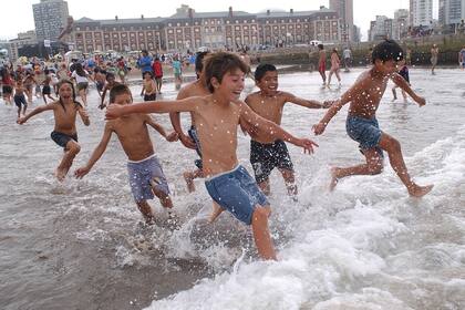 En estos tiempos inestables y veloces, el estrés activa aquellos sentimientos ligados a la supervivencia, como el miedo o la ira; la única de las emociones básicas relacionada con el bienestar o la felicidad tiende a eclipsarse y a buscar sucedáneos en el placer o la diversión.